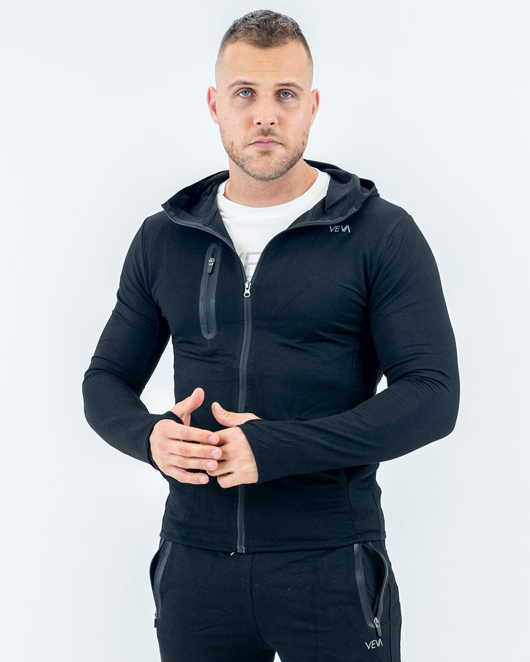 Aero jacket mighty black, collar and zip close-up
